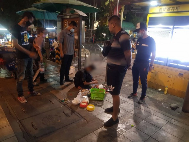 รวบชายเร่ร่อน นำสุนัขนั่งขอทาน อ้างได้เยอะกว่าขอธรรมดา ซื้อมาจากจตุจักรตัวละ 500 บาท