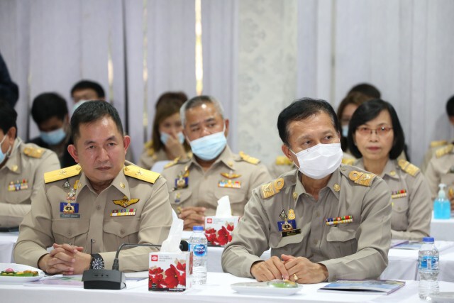 "สุชาติ" รมว.แรงงาน ลงพื้นที่ตรวจเยี่ยมการให้บริการศูนย์ประสานงานทบทวนสิทธิ ม33เรารักกัน