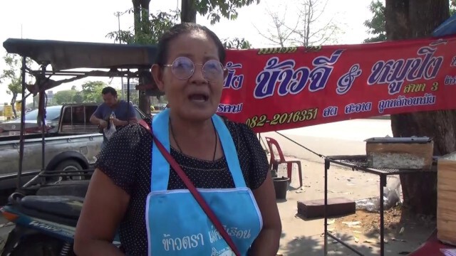 หนุ่มใส่สูทตระเวนหลอกเอาเงินทอนร้านข้าวเหนียวหมูปิ้งหลายราย