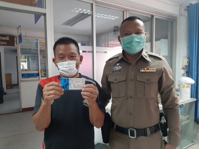 หนุ่มใหญ่สุรินทร์สุดเฮง ถูกรางวัลที่ 1 รับโชคก้อนโต 6 ล้าน