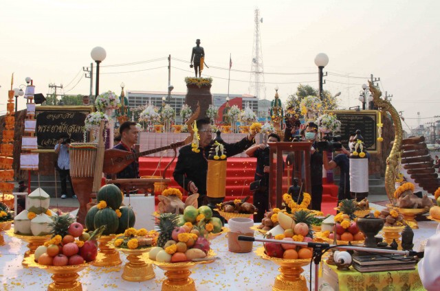 ขอความสิริมงคลบวงสรวงอนุสาวรีย์พระยาชัยสุนทรเจ้าเมืองคนแรก