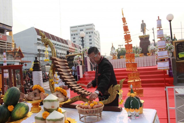 ขอความสิริมงคลบวงสรวงอนุสาวรีย์พระยาชัยสุนทรเจ้าเมืองคนแรก