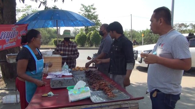 หนุ่มใส่สูทตระเวนหลอกเอาเงินทอนร้านข้าวเหนียวหมูปิ้งหลายราย