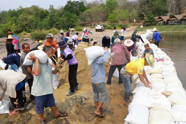 ชาววังทองร่วมสร้างทำนบกั้นลำน้ำเข็ก