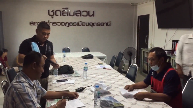 หนุ่มขับรถส่งพัสดุตามหมู่บ้านงง เจอมือดีปาหินใส่กระจกรถแตก