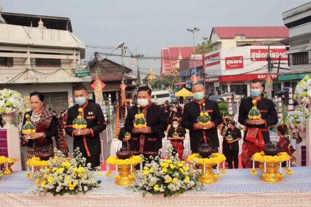 ขอความสิริมงคลบวงสรวงอนุสาวรีย์พระยาชัยสุนทรเจ้าเมืองคนแรก