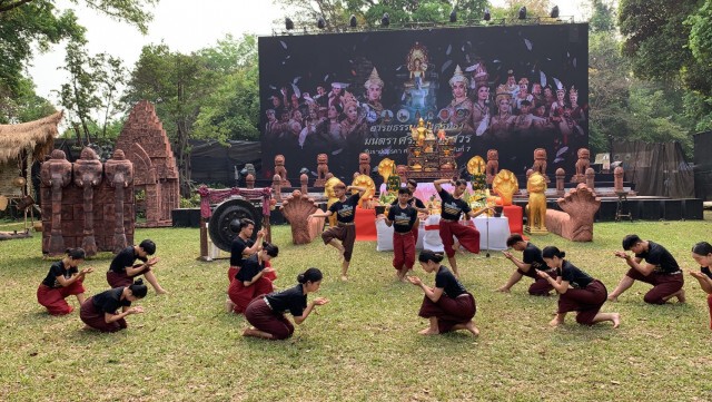 เริ่มงานดอกลำดวนบานท่ามกลางมาตรการเข้มป้องกันโควิด ขณะโรงเรียนดังสั่งหยุดยาว