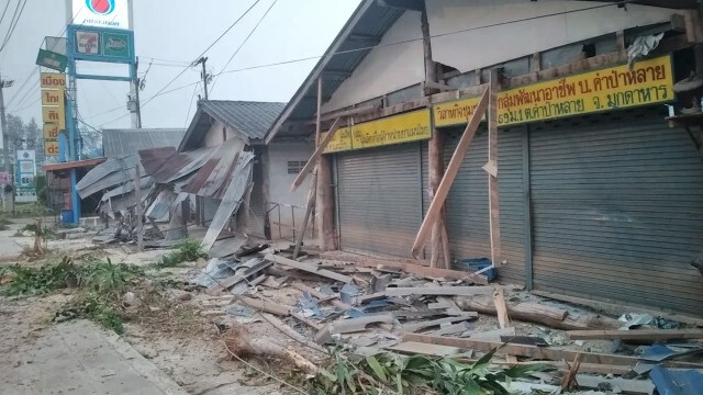 รถขนอุปกรณ์การการแพทย์เสียหลักชนบ้านร้านค้าพังยับเยิน