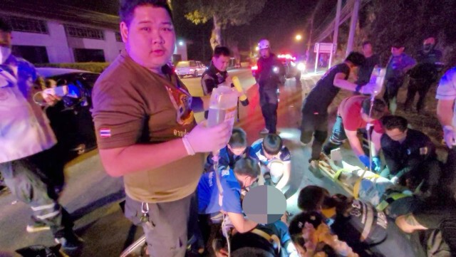 ซิ่งเก๋งชนต้นจามจุรี100ปีเจ็บ2