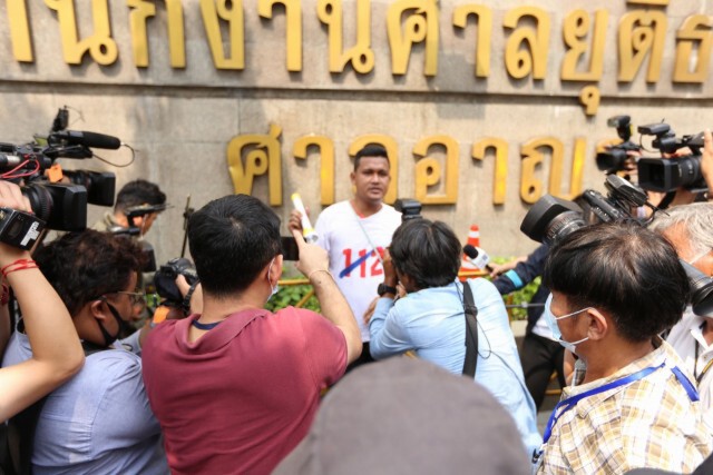 "ไบร์ท ชินวัตร" นำทีมส่องไฟหน้าศาลอาญาถามหาความยุติธรรม เรียกร้องปล่อยตัวแกนนำ