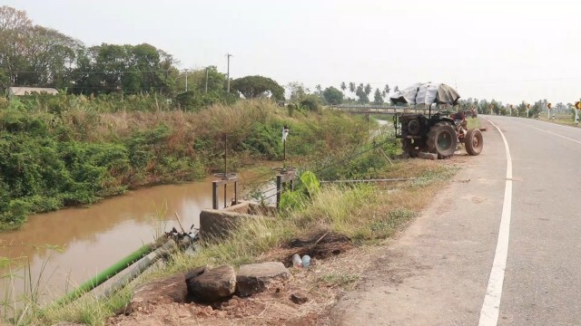 ชาวนาเร่งสูบน้ำที่เหลือติดคลองชลประทาน