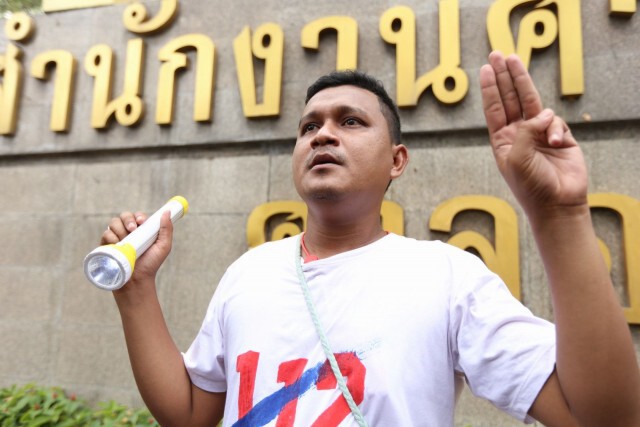 "ไบร์ท ชินวัตร" นำทีมส่องไฟหน้าศาลอาญาถามหาความยุติธรรม เรียกร้องปล่อยตัวแกนนำ