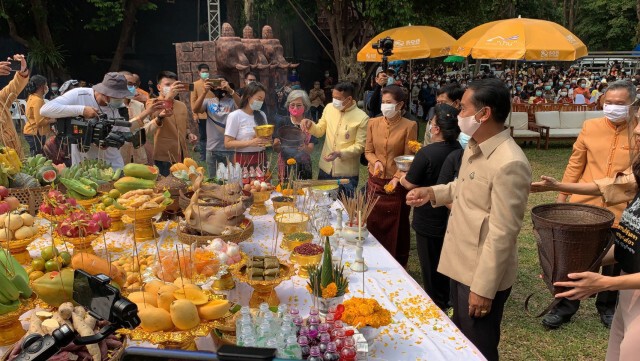 เริ่มงานดอกลำดวนบานท่ามกลางมาตรการเข้มป้องกันโควิด ขณะโรงเรียนดังสั่งหยุดยาว