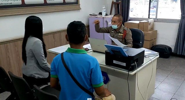 ระทึก!ยางหลังรถพ่วง18ล้อหลุดใส่เก๋ง2คัน คนขับหลบหนี