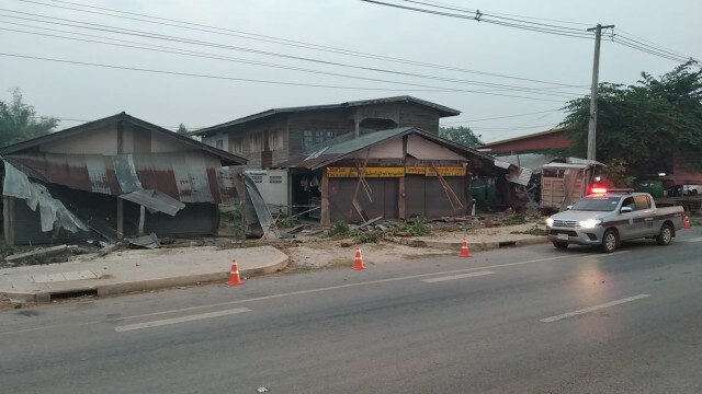 รถขนอุปกรณ์การการแพทย์เสียหลักชนบ้านร้านค้าพังยับเยิน