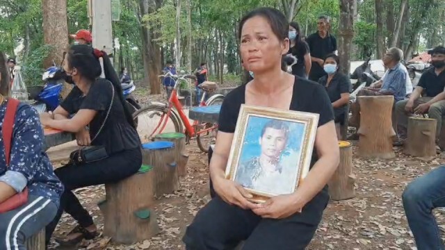 ชาวบ้านช่วยประกันตัวพ่อฆ่าลูกชาย มาร่วมงานศพ