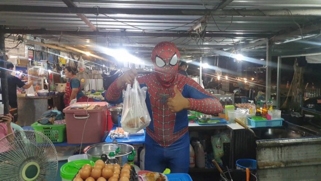 ไอเดียดี! พ่อค้าหอยทอดแต่งชุดสไปเดอร์แมน