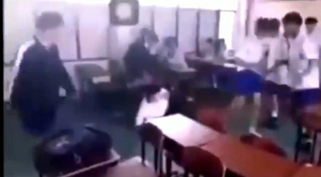 ว่อนโซเชียล!! นร.โรงเรียนดังศรีราชา รุมเตะเพื่อนเข้าICU ผอ.สั่งพักการเรียนแล้ว