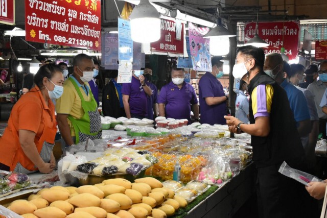 ผู้ว่าฯพิษณุโลกนำทีมตรวจจุดคัดกรองตลาดสด