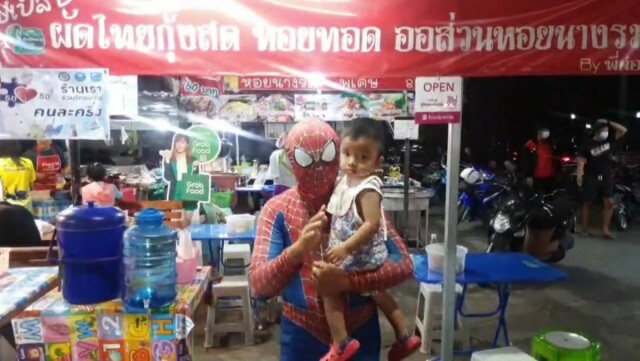 ไอเดียดี! พ่อค้าหอยทอดแต่งชุดสไปเดอร์แมน