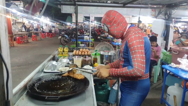ไอเดียดี! พ่อค้าหอยทอดแต่งชุดสไปเดอร์แมน
