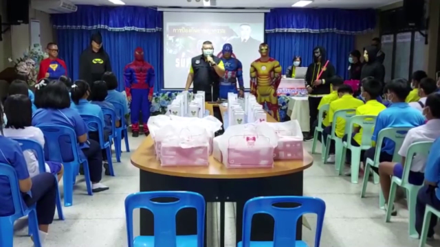 แต่งชุดซุปเปอร์ฮีโร่ให้ความรู้เด็กป้องกันถูกหลอก