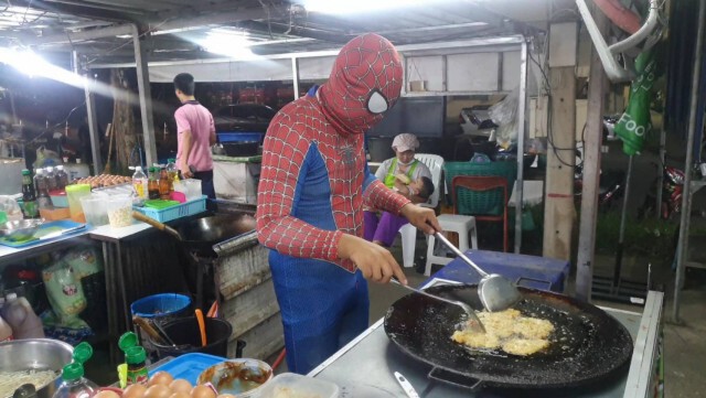 ไอเดียดี! พ่อค้าหอยทอดแต่งชุดสไปเดอร์แมน
