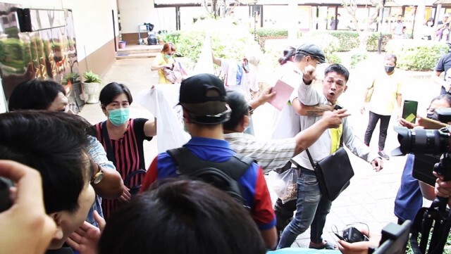 กลุ่มคนขอนแก่นปกป้องสถาบัน บุกป่วนเวที "ปิยบุตร"