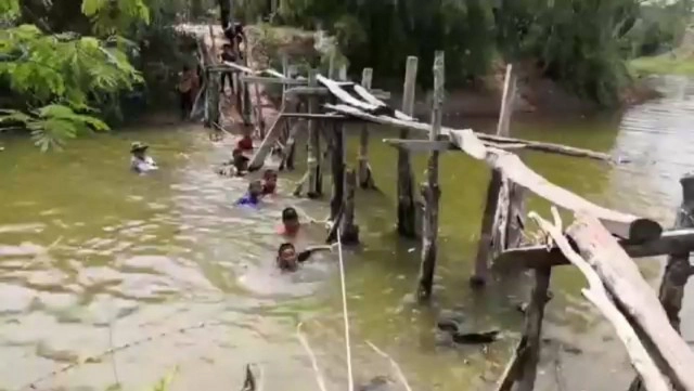 โคราชจัดค่ายลูกเสือลุยน้ำหลบระเบิด ครูพี่เลี้ยงดูแลใกล้ชิด