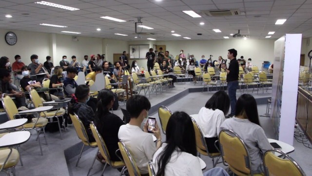 กลุ่มคนขอนแก่นปกป้องสถาบัน บุกป่วนเวที "ปิยบุตร"