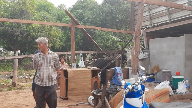 พายุฤดูร้อนถล่มหลังคาปลิว บ้านเรือนเสียหาย30หลัง