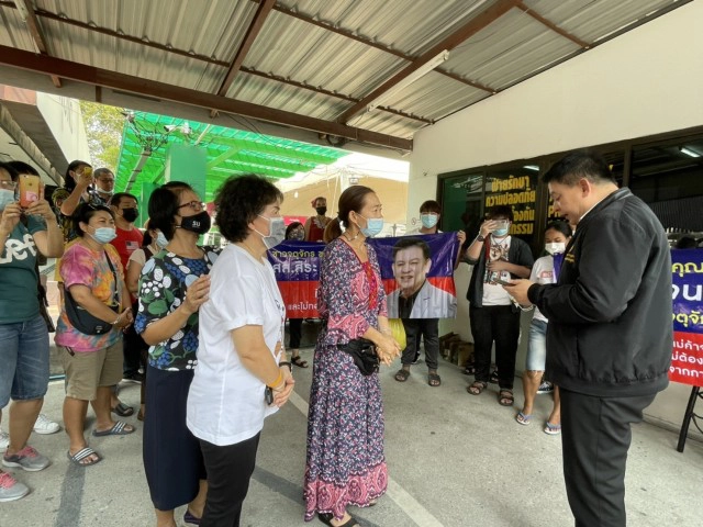 "สิระ"ลงพื้นที่ตลาดนัดจตุจักร เจอกลุ่มผู้ค้าเห็นต่าง จอดรถได้หรือไม่ เตรียมเชิญคุย กมธ.กม.สัญญา