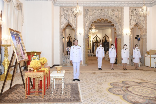 นายกรัฐมนตรี รับมอบแจกันพระราชทาน เนื่องในวันคล้ายวันเกิด