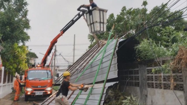 พายุฤดูร้อนถล่มกลางเมืองอุดรฯ หอบหลังคาบ้านหลุดต้นไม้ล้ม