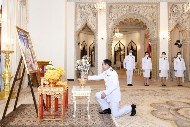 นายกรัฐมนตรี รับมอบแจกันพระราชทาน เนื่องในวันคล้ายวันเกิด