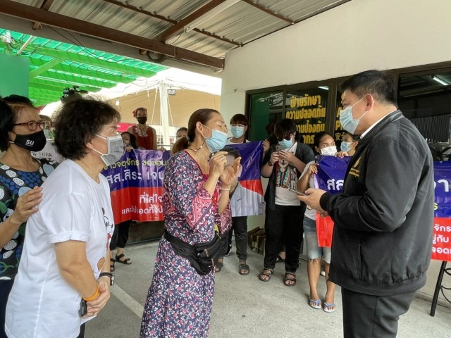 "สิระ"ลงพื้นที่ตลาดนัดจตุจักร เจอกลุ่มผู้ค้าเห็นต่าง จอดรถได้หรือไม่ เตรียมเชิญคุย กมธ.กม.สัญญา