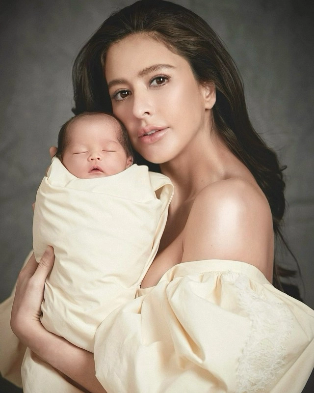 "กรณ์ - ริต้า" คุณพ่อคุณแม่ป้ายแดง ดีใจขั้นสุด! ตื้นตันน้ำตาไหลวินาทีแรกที่เห็นหน้า ลูกชายคนแรก