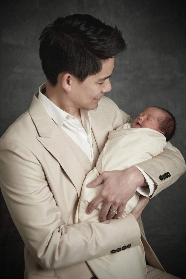 "กรณ์ - ริต้า" คุณพ่อคุณแม่ป้ายแดง ดีใจขั้นสุด! ตื้นตันน้ำตาไหลวินาทีแรกที่เห็นหน้า ลูกชายคนแรก