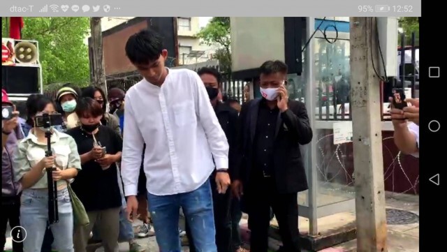 แกนนำขอนแก่นพอกันทีเผาหมายเรียกหน้าโรงพัก