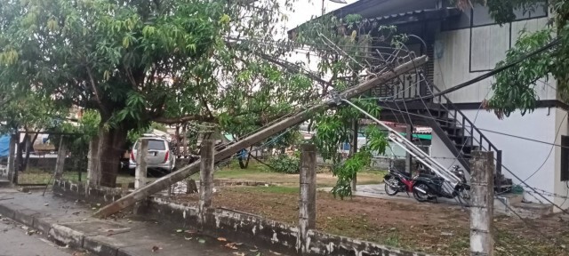 พายุถล่มคอมพิวเตอร์ 30 เครื่องพังยับ