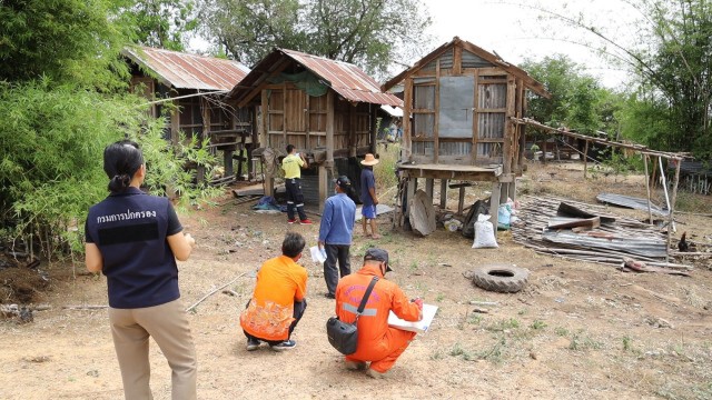 ทหารตำรวจเร่งช่วยเหลือชาวบ้านโนนสะอาดถูกพายุพัดพัง