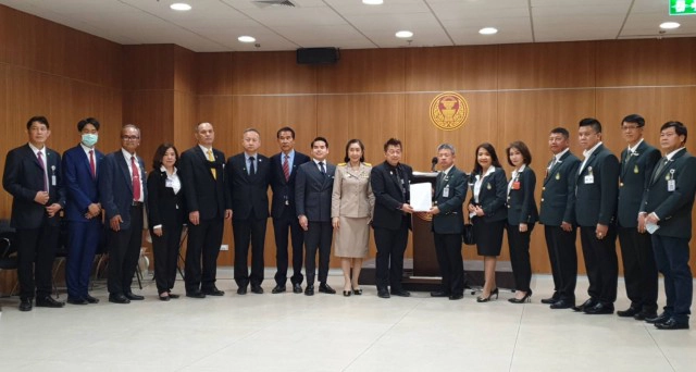 นักศึกษา ปปร.24 ยื่นร้อง กมธ.กฎหมาย เร่งช่วยชาวบึงนคร ไม่มีไฟฟ้า-น้ำประปาใช้มากว่า 30 ปี