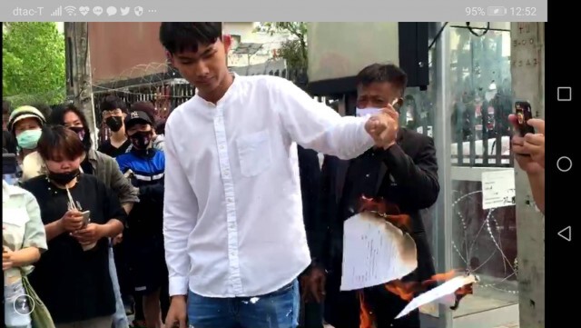 แกนนำขอนแก่นพอกันทีเผาหมายเรียกหน้าโรงพัก