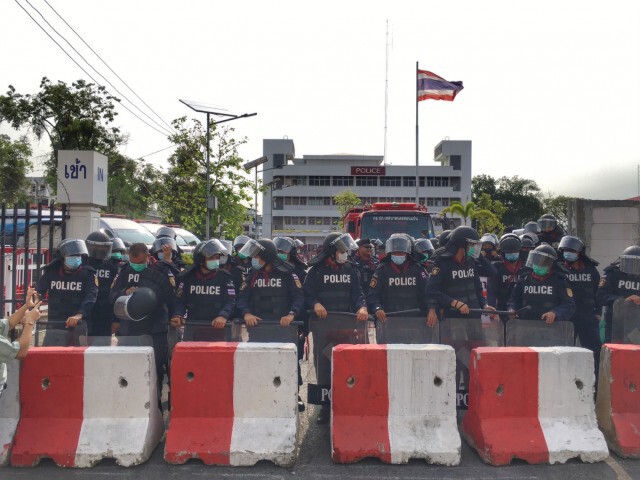ตรึงกำลัง!!รับมือม็อบ ให้กำลังใจ16แกนนำรับทราบข้อหาบุกโรงพัก