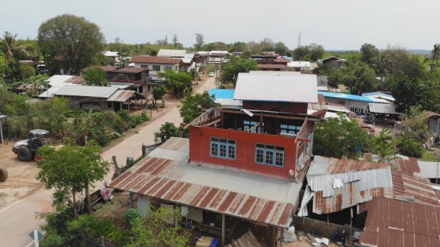 ทหารตำรวจเร่งช่วยเหลือชาวบ้านโนนสะอาดถูกพายุพัดพัง