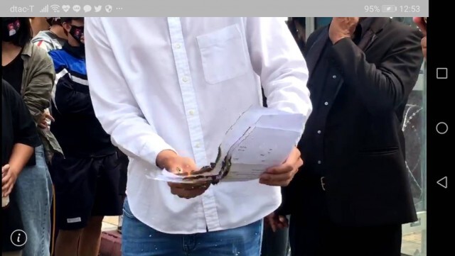 แกนนำขอนแก่นพอกันทีเผาหมายเรียกหน้าโรงพัก