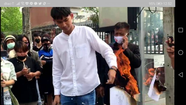 แกนนำขอนแก่นพอกันทีเผาหมายเรียกหน้าโรงพัก