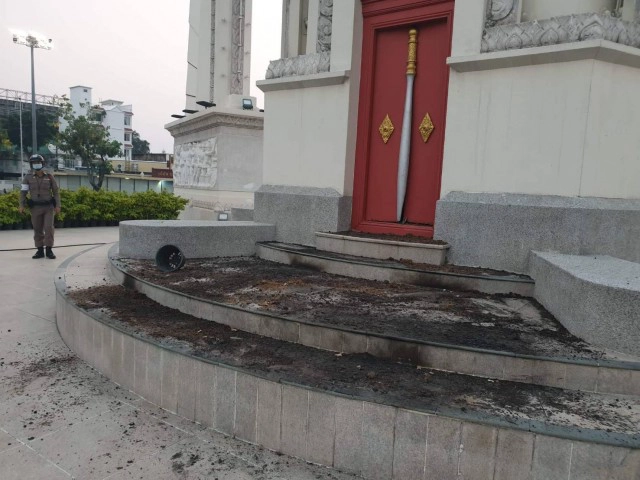 รวบชายต้องสงสัย เตรียมจุดไฟเผาอนุสาวรีย์ประชาธิปไตย พร้อมของกลางเป็นแกลลอนน้ำมัน