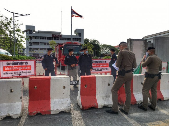 ตรึงกำลัง!!รับมือม็อบ ให้กำลังใจ16แกนนำรับทราบข้อหาบุกโรงพัก