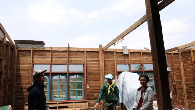 ทหารตำรวจเร่งช่วยเหลือชาวบ้านโนนสะอาดถูกพายุพัดพัง